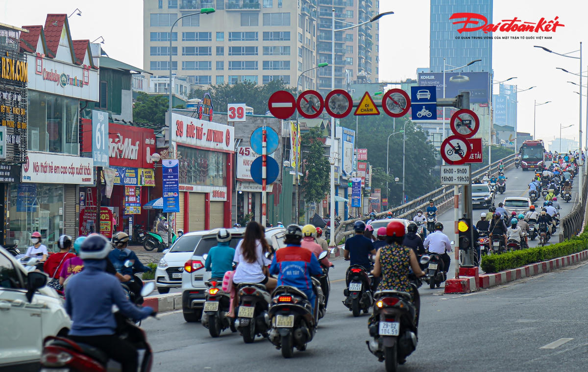 Tuy nhiên, ghi nhận của PV Đại Đoàn Kết Online vào 7h30 ngày 8/6 tại cầu vượt  Lê văn Lương – Láng Hạ, có hàng trăm xe máy vẫn lấn vào đường BRT len lỏi di chuyển lên cầu vượt.
