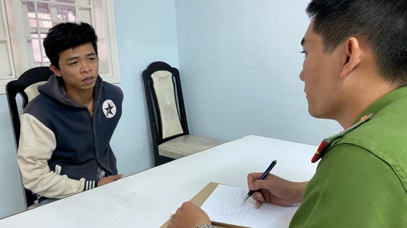 Công an lấy lời khai ban đầu của Lê Công Bình. Ảnh: Công an Đà Nẵng.