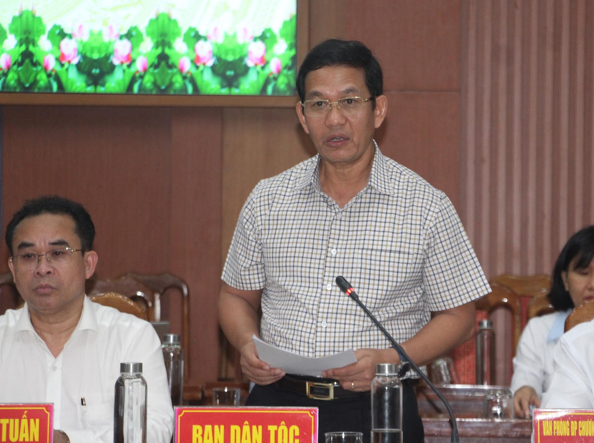 Ông A Lăng Mai, Trưởng ban Dân tộc tỉnh Quảng Nam báo cáo tới đoàn công tác.