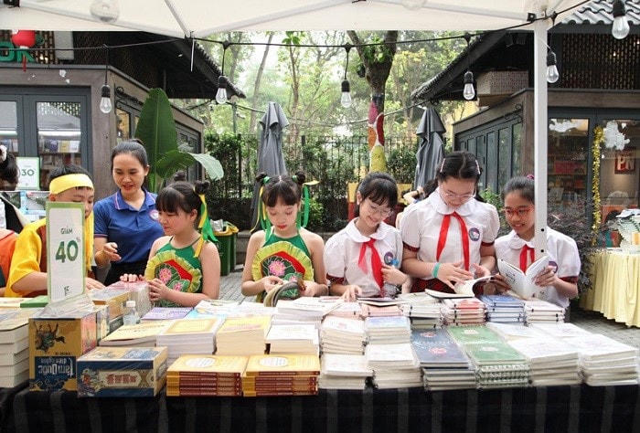 Học sinh tham quan Phố Sách Hà Nội.