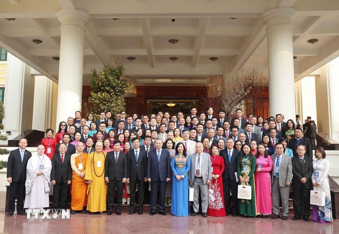 Tổng Bí thư Tô Lâm và đại biểu chụp ảnh chung với kiều bào tiêu biểu tham dự chương trình ttxvn-tong-bi-thu-to-lam-gap-go-doan-kieu-bao-tieu-bieu-tham-du-chuong-trinh-xuan-que-huong-2025-7815555-resize-4.jpg