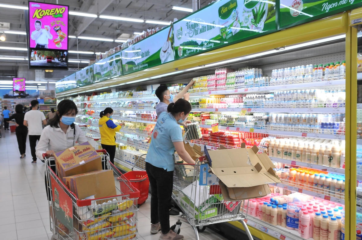 Doanh nghiệp bán lẻ trong nước đổi mới phương thức để kích cầu hàng hóa tiêu dùng.
