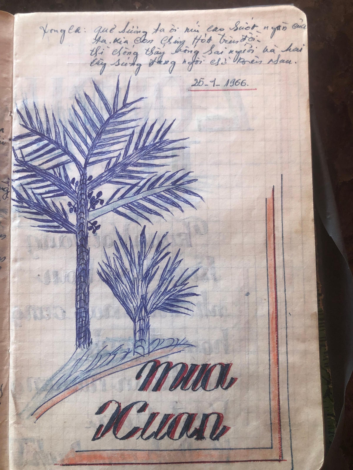 Bên trong trang trí bằng những hình vẽ, chữ nghệ thuật hết sức công phu, phong phú, đẹp mắt.