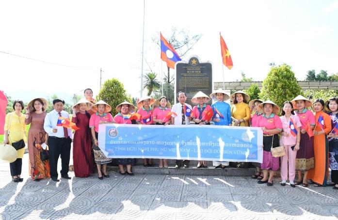 Các đại biểu chụp ảnh lưu niệm tại một khu di tích lịch sử cấp Quốc gia.