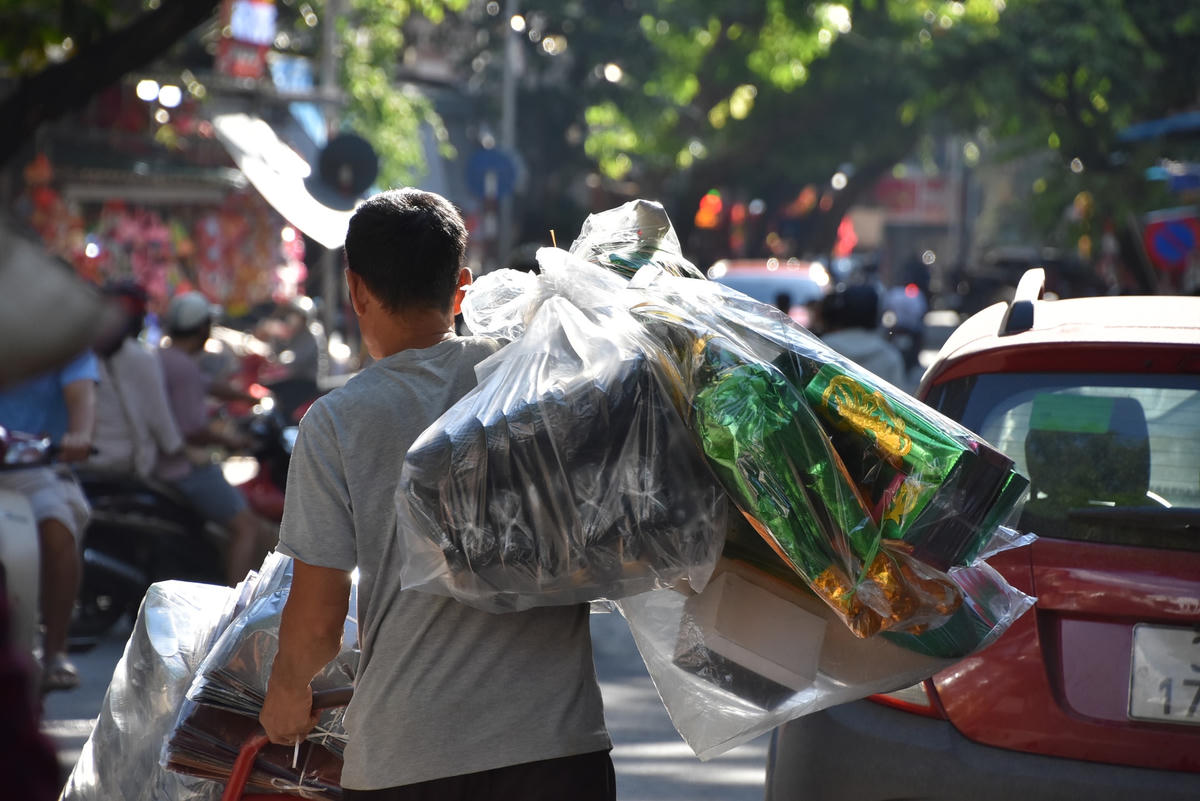 [ẢNH] Phố Hàng Mã nhộn nhịp, tất bật cận kề rằm tháng Bảy