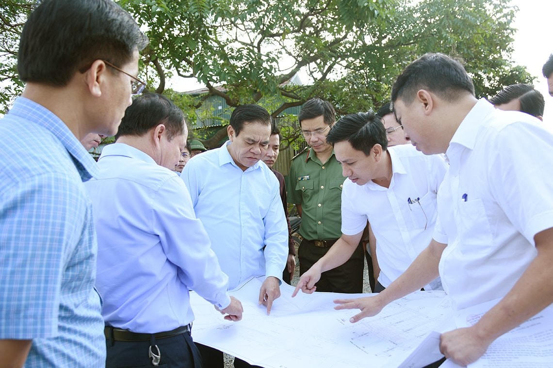 Đoàn công tác UBND tỉnh Hà Tĩnh kiểm tra thực địa tại khu tái định cư Kỳ Lợi (phường Kỳ Trinh, thị xã Kỳ Anh, Hà Tĩnh).