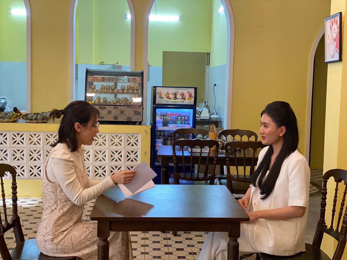 Nguyệt Ánh đóng chung với MC Tú Vi trong phim "Cổng mặt trời".