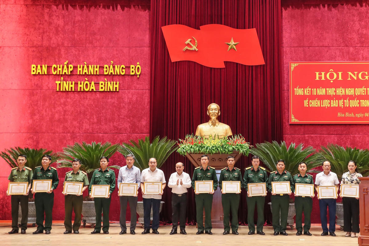 Ông Bùi Đức Hinh, Phó Bí thư Thường trực Tỉnh ủy, Chủ tịch HĐND tỉnh Hòa Bình trao Bằng khen cho các tập thể có thành tích xuất sắc trong 10 năm thực hiện Nghị quyết Trung ương 8 khóa XI về Chiến lược bảo vệ Tổ quốc trong tình hình mới giai đoạn 2013-2022.