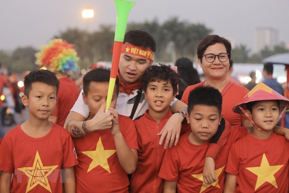 Nhiều cháu bé cũng theo người thân đến sân cổ vũ cho đội tuyển Việt Nam. (Ảnh: Minh Quyết/TTXVN).