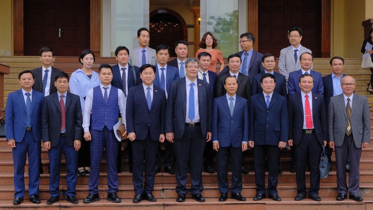 Lãnh đạo tỉnh Bắc Giang chụp ảnh lưu niệm với đoàn công tác VKBIA