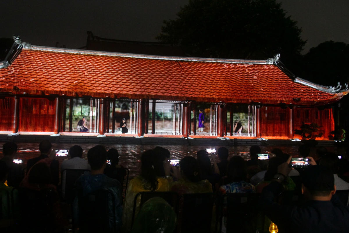 Lung linh, huyền ảo tại tour đêm Văn Miếu - Quốc Tử Giám