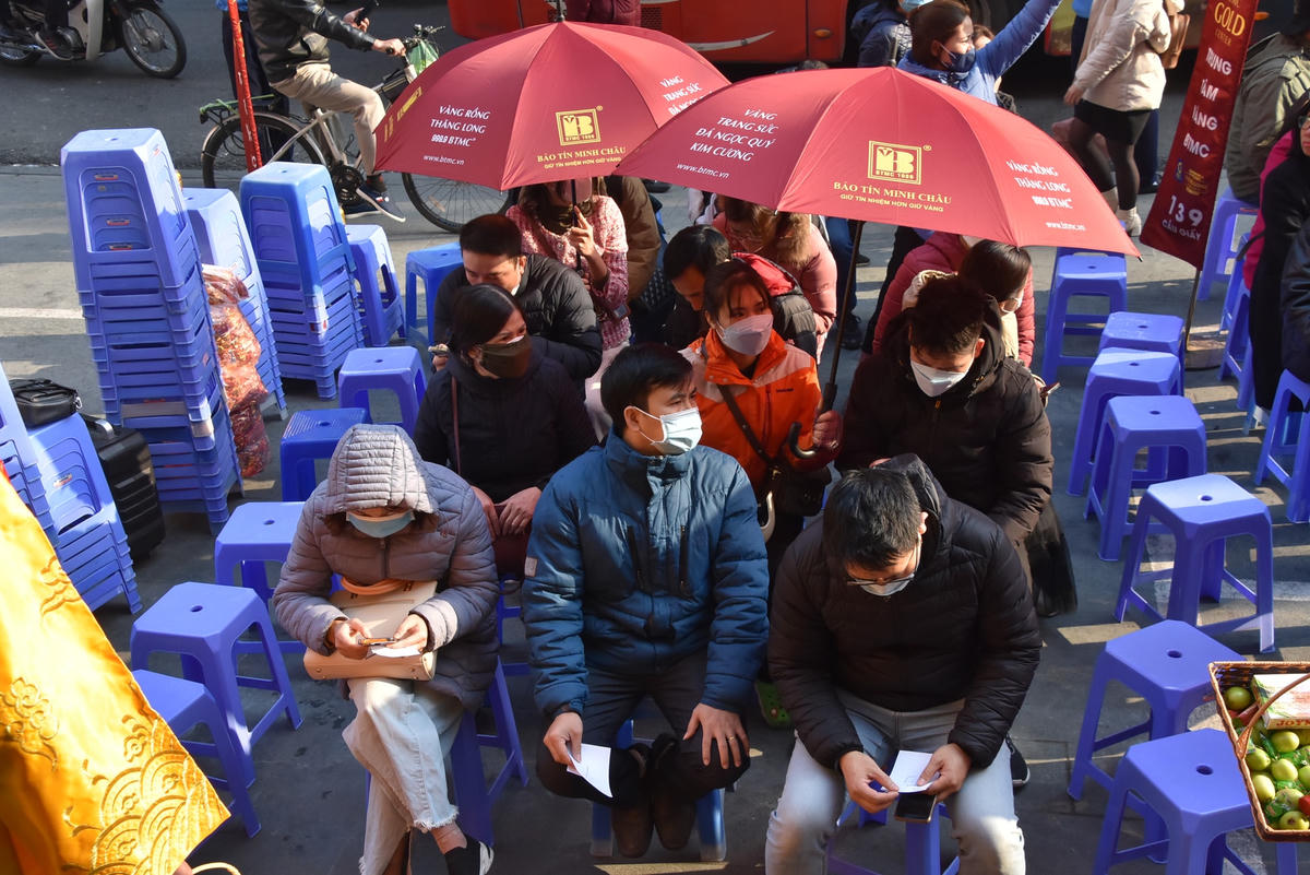 Cửa hàng Bảo Tín Minh Châu đã sắp xếp rất nhiều ghế nhựa bên ngoài sảnh để người dân tiện ngồi chờ...