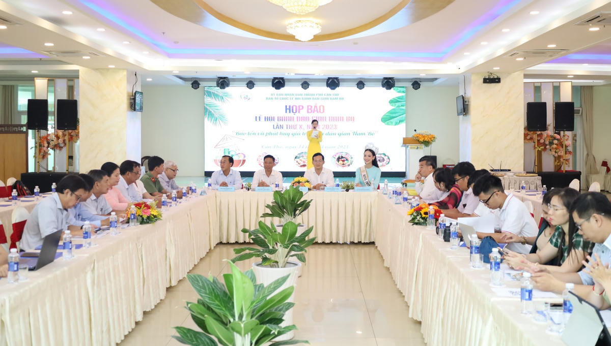 Các đại biểu về dự họp báo thông tin về lễ hội bánh dân gian Nam Bộ lần thứ X.