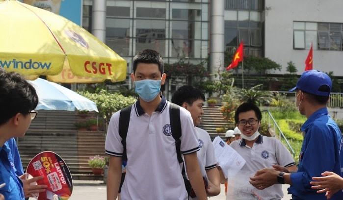 Nhiều thí sinh hào hứng bước ra từ phòng thi. Ảnh: Ngọc Ánh.