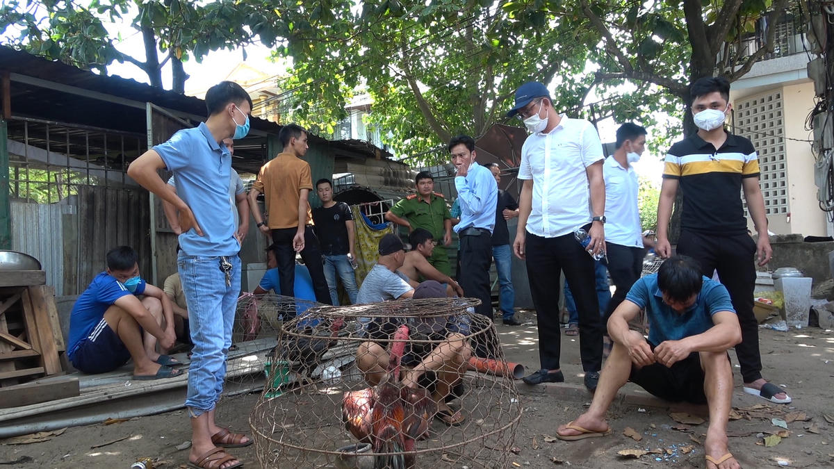 Các đối tượng cùng tang vật tại thời điểm bị lực lượng Công an phát hiện. Ảnh: Công Quang.