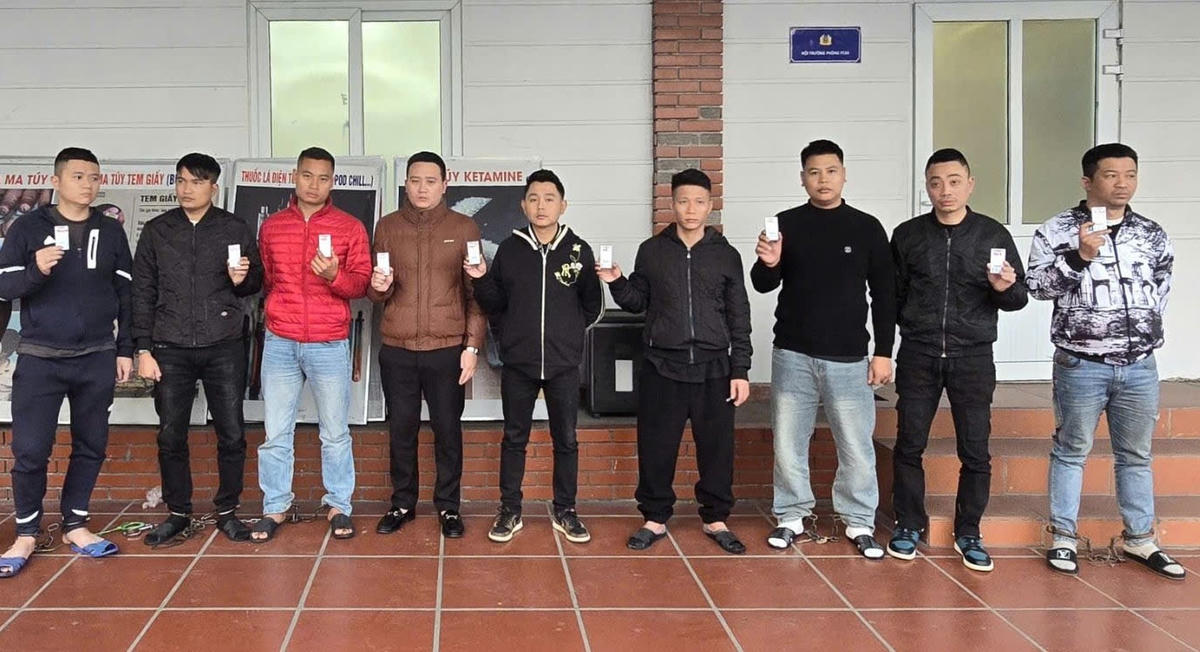 Nhóm thanh niên tại cơ quan Công an.