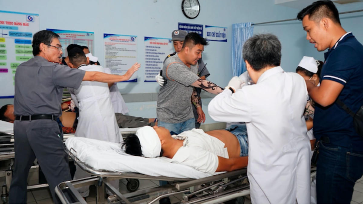 Sớm ngăn chặn nạn hành hung nhân viên y tế.  Ảnh: TL
