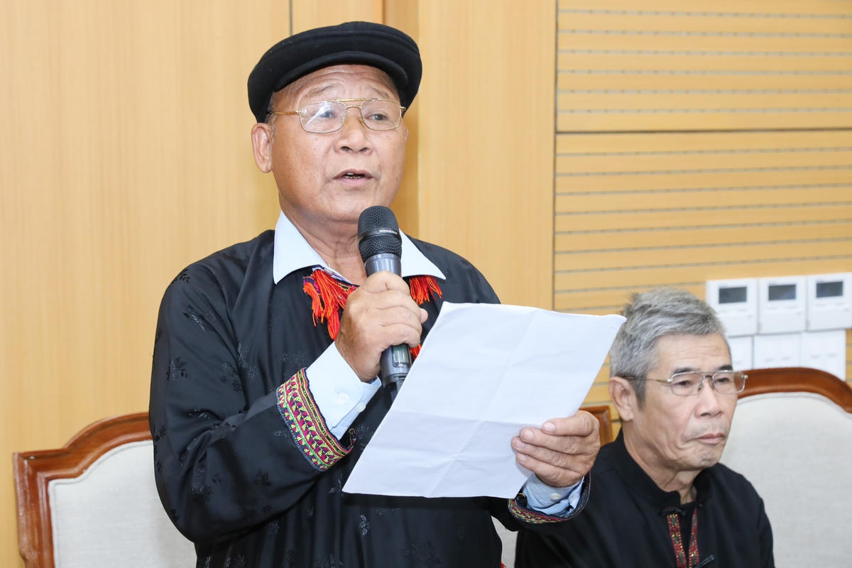 Ông Đặng Hồng Quân người uy tín dân tộc Dao thôn Khe Đát, xã Tân Đồng, huyện Trấn Yên tỉnh Yên Bái phát biểu tại Hội nghị.