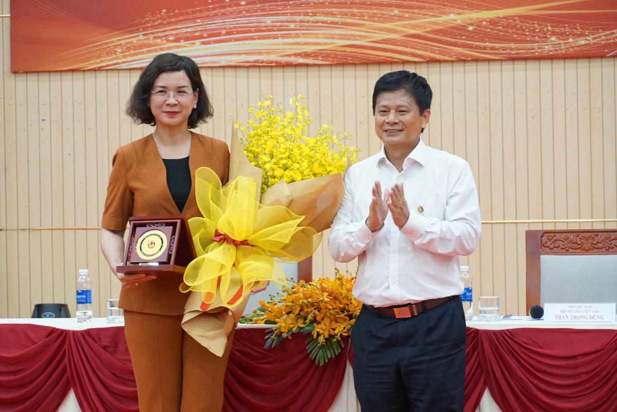 Phó Chủ tịch Hội Nhà báo Việt Nam Trần Trọng Dũng tặng quà lưu niệm lãnh đạo tỉnh Bình Phước. Ảnh: Mạnh Thìn. 