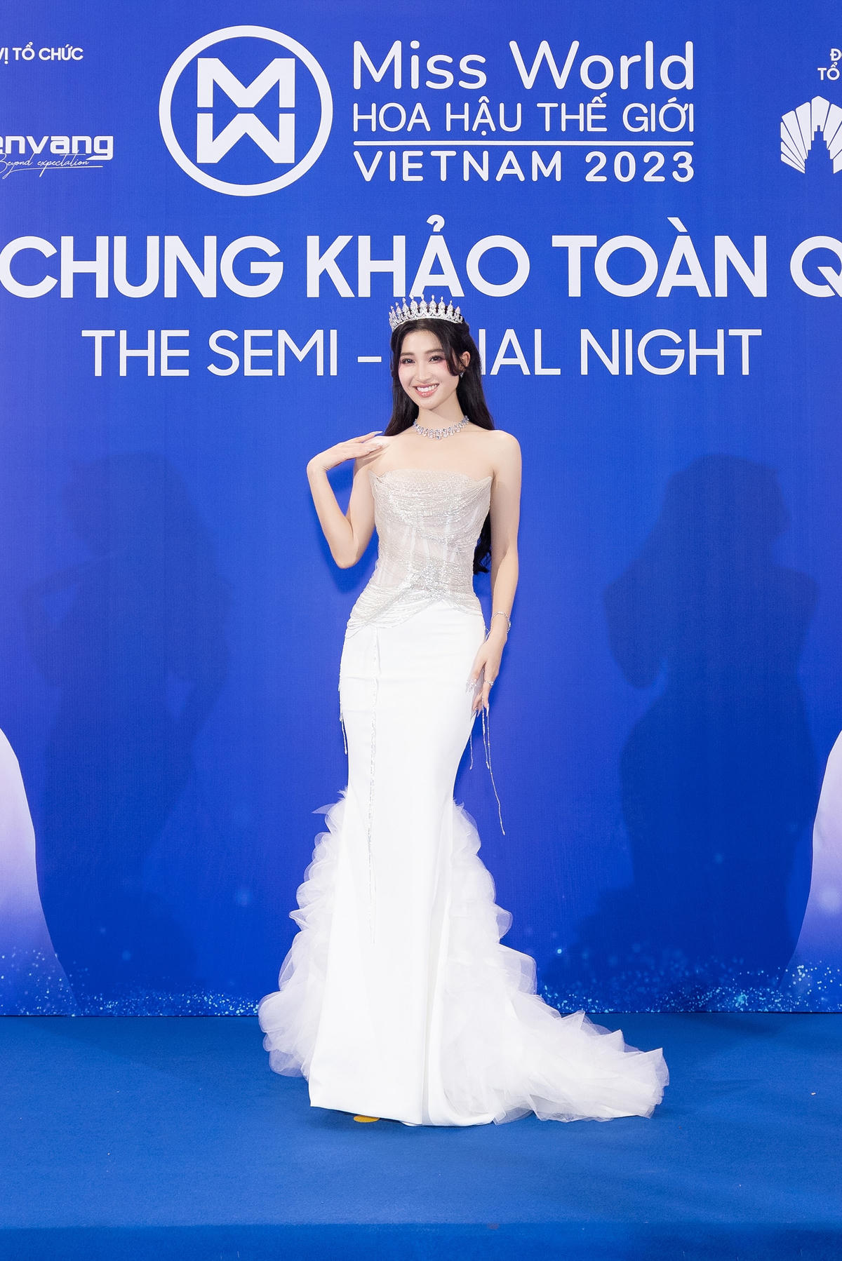 Á hậu Phương Nhi mang hình ảnh nàng công chúa ngọt ngào, thanh lịch lên thảm đỏ đêm Chung khảo Miss World Vietnam 2023. 