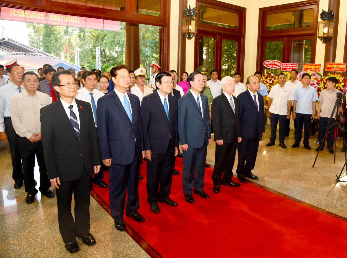 Tham gia cùng đoàn công tác Trung ương có nguyên Ủy viên Bộ Chính trị, nguyên Chủ tịch nước Nguyễn Minh Triết; nguyên Ủy viên Bộ Chính trị, nguyên Chủ tịch nước Trương Tấn Sang; nguyên Ủy viên Bộ Chính trị, nguyên Chủ tịch nước Nguyễn Xuân Phúc; nguyên Ủy viên Bộ Chính trị, nguyên Thủ tướng Chính phủ Nguyễn Tấn Dũng và lãnh đạo các bộ, ngành Trung ương.
