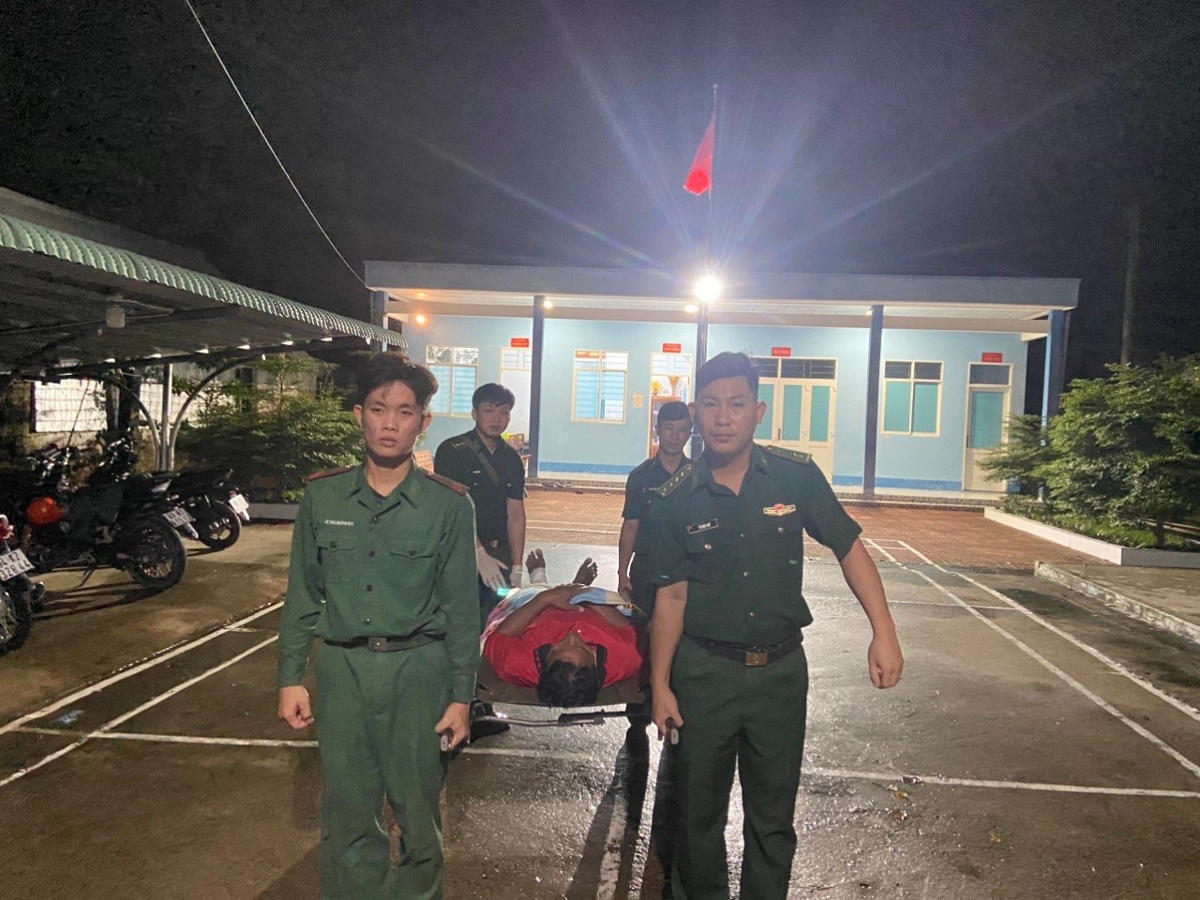 Ngư dân bị thương được đưa đến cơ sở y tế tiếp tục điều trị sau khi được lực lượng làm nhiệm vụ sơ cứu.
