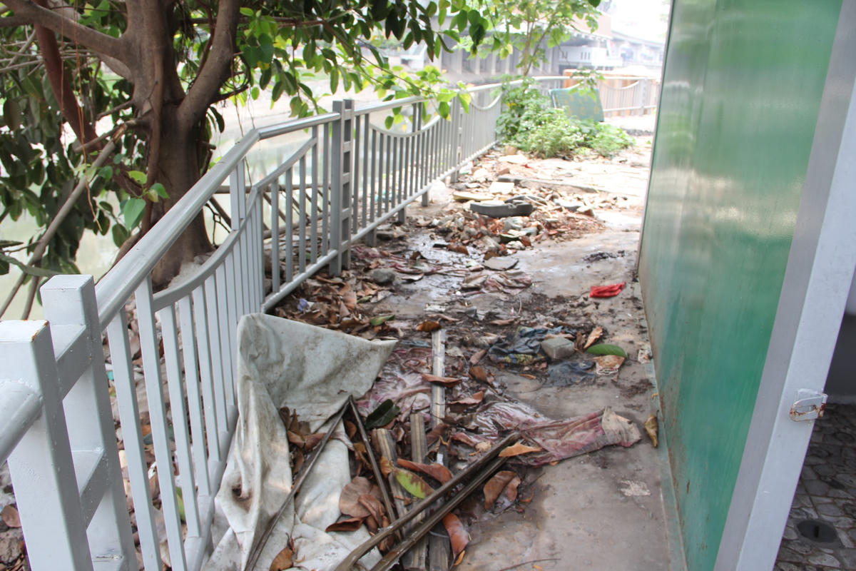 Một nhà vệ sinh bị bỏ hoang, nhếch nhác trên đường Giáp Nhất.