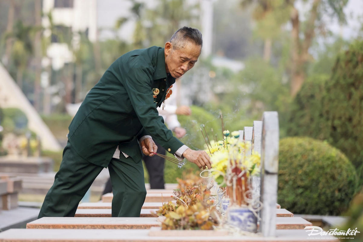 Đại biểu thắp hương tưởng nhớ các anh hùng, liệt sĩ. Ảnh: Quang Vinh.