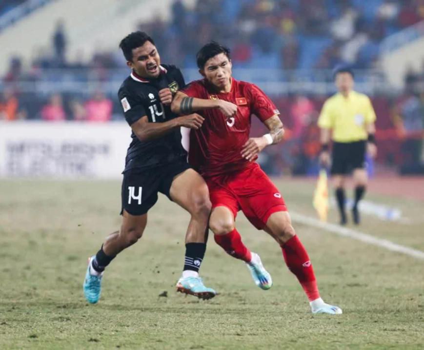 Indonesia thiếu chính xác cả khi chuyền ngắn lẫn chuyền xuyên phá hàng thủ đối phương. Ảnh: Kenh14.