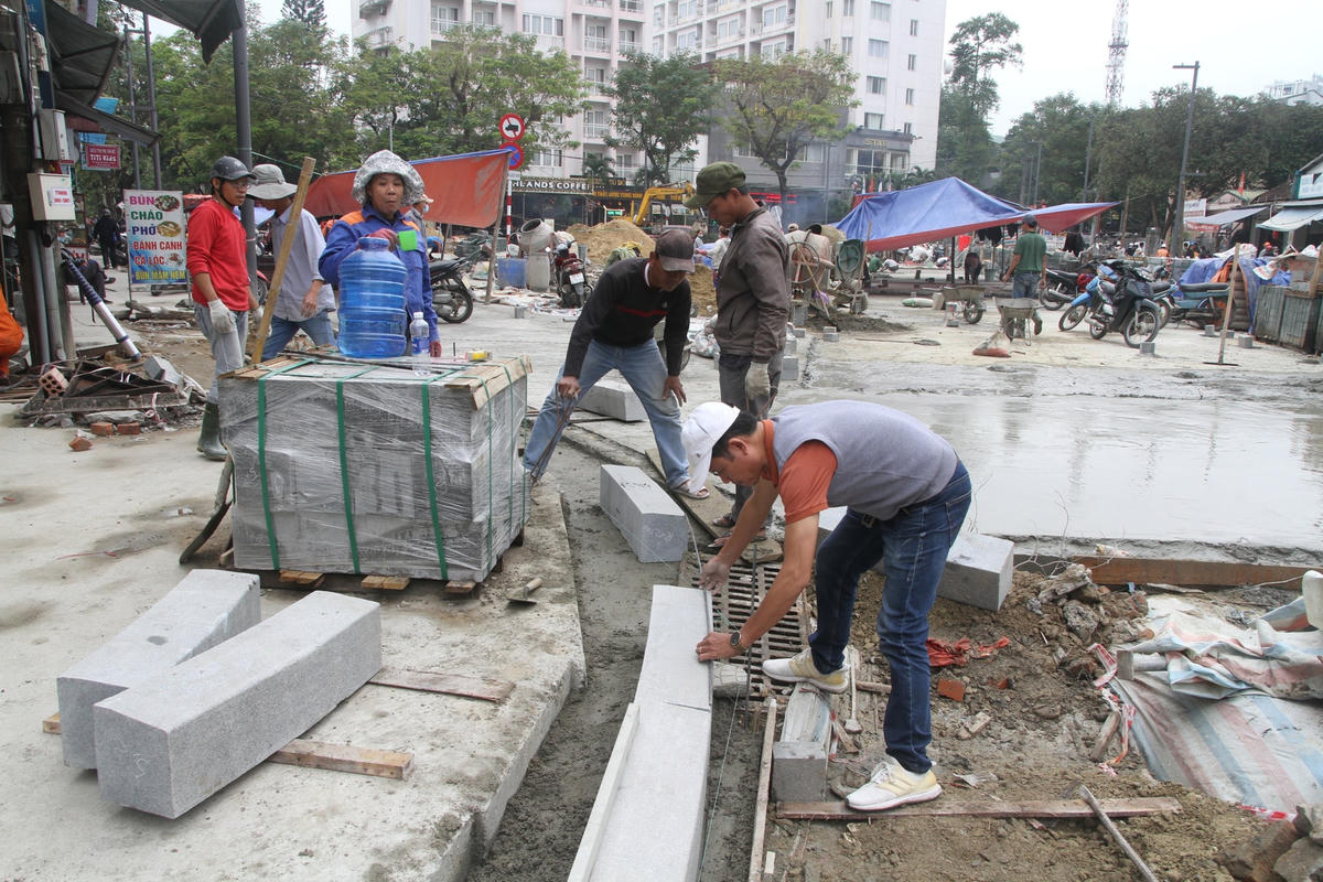 Các công nhân nỗ lực hết mình để dự án sớm hoàn thành theo đúng kế hoạch.