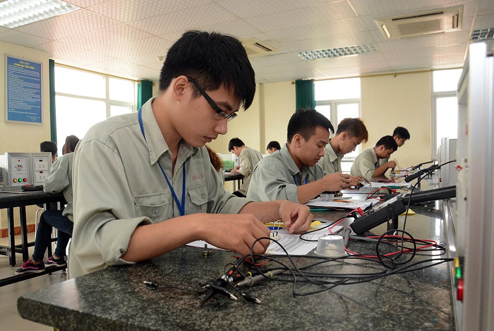 Dù đại học là con đường an toàn nhưng nhiều bạn trẻ vẫn muốn việc học phải song song với thực hành, đó là lý do các bạn lựa chọn trường nghề cho tương lai của mình. Ảnh: Quang Vinh