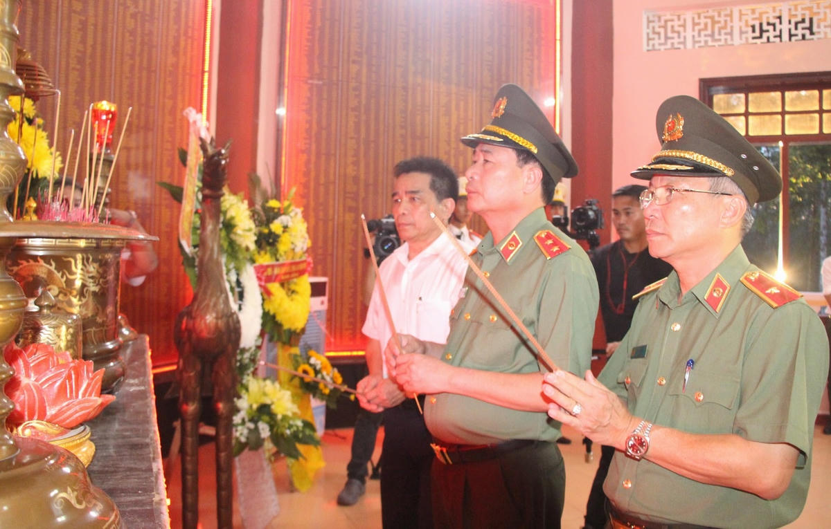 Trung tướng Lê Quốc Hùng (ở giữa) dâng hương các anh hùng liệt sĩ an ninh khu V.