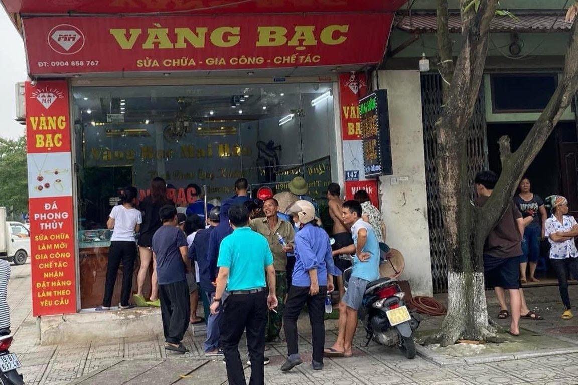Tiệm vàng Mai Hân, nơi được cho là có vụ cướp vào trưa nay. Ảnh: Trường Quân.