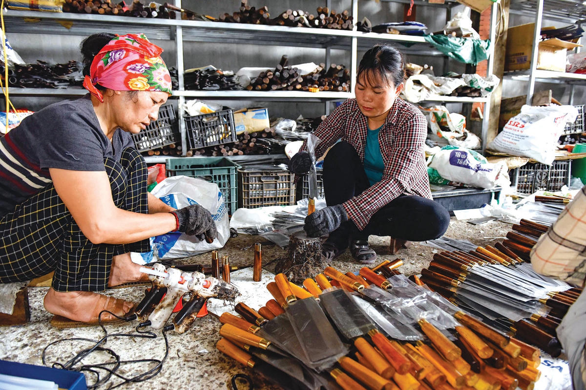 Phụ nữ đảm đương công việc như: mài dao, hay tra cán, đóng gói sản phẩm.  