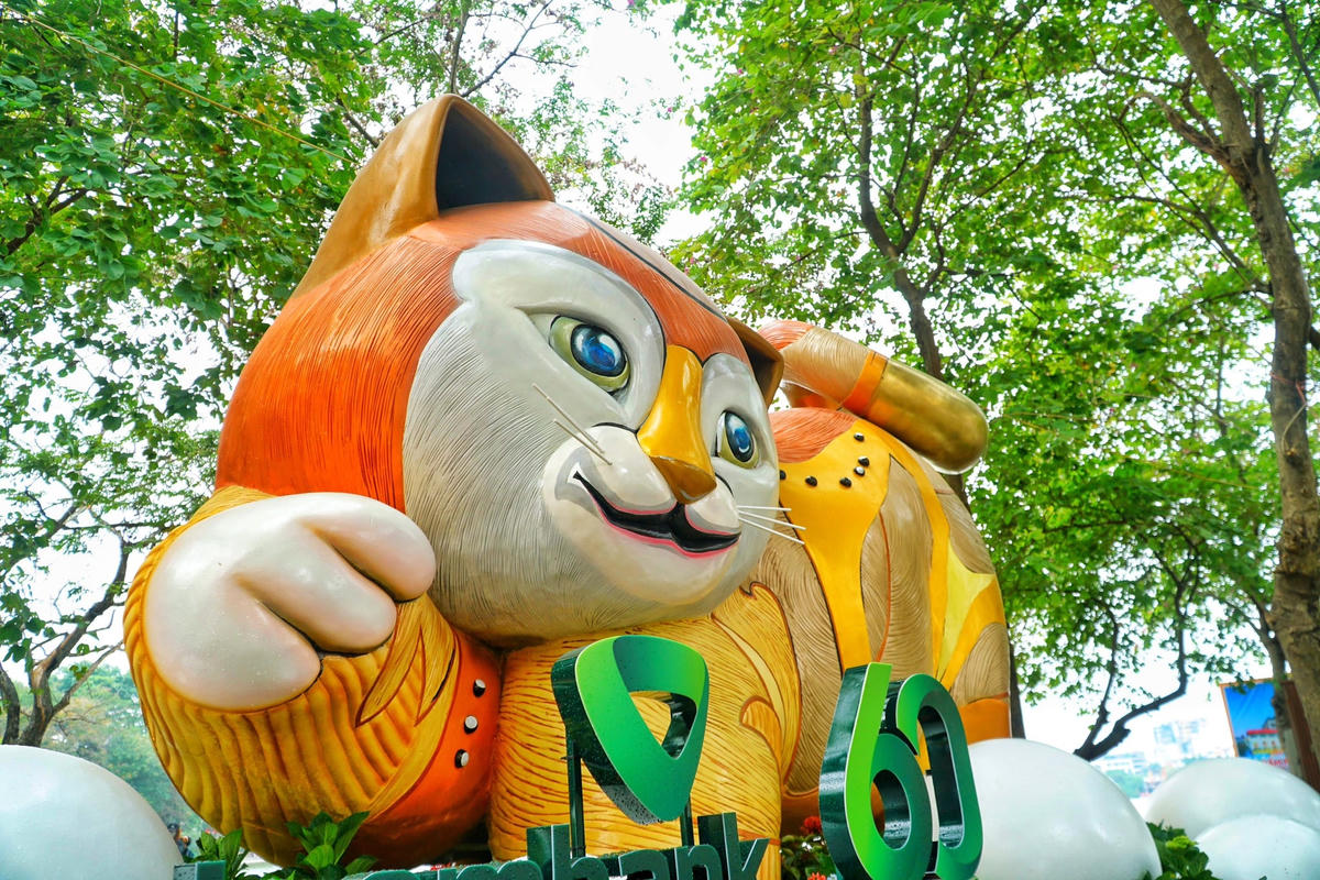  Linh vật mèo được đặt tại vườn hoa, đoạn ngã tư Hàng Khay - Hàng Bài.