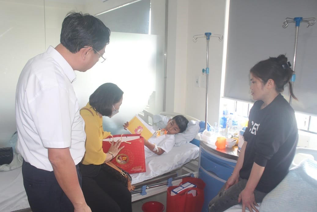Đại diện lãnh đạo MTTQ huyện Quỳnh Lưu thăm hỏi, động viên các cháu gặp nạn trong vụ nổ.