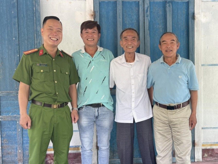 Hai bố con ông Phòng được đoàn tụ sau gần 50 năm xa cách.