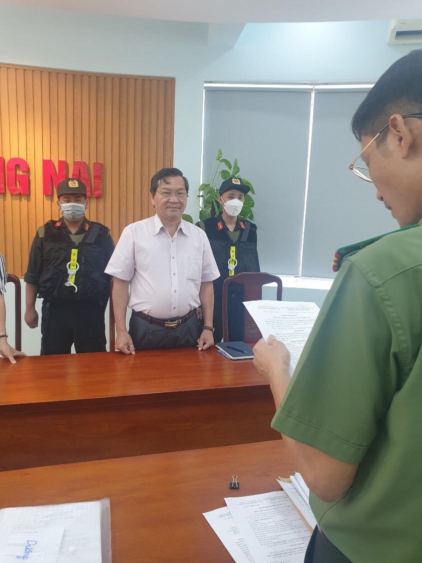 Cơ quan chức năng thi hành lệnh bắt tạm giam đối với ông Trần Minh Hùng - nguyên Hiệu trưởng Trường Đại học Đồng Nai. Ảnh: Công an cung cấp.