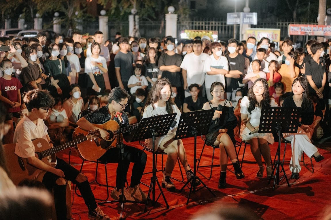 Khu vực giành cho các hoạt động văn hoá, vui chơi, giải trí luôn có nhiều bạn trẻ tham gia với những tiết mục văn nghệ đặc sắc thu hút người xem. 