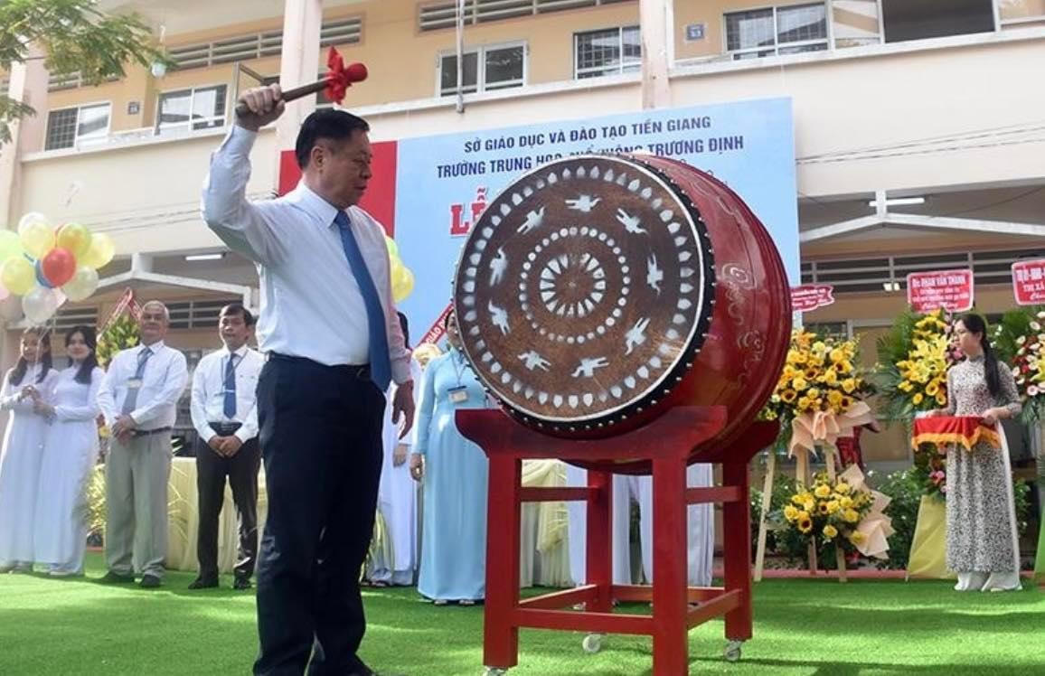 Ông Nguyễn Trọng Nghĩa, Trưởng ban Tuyên giáo Trung ương đánh trống khai giảng năm học mới 2022 - 2023 tại Trường THPT Trương Định.
