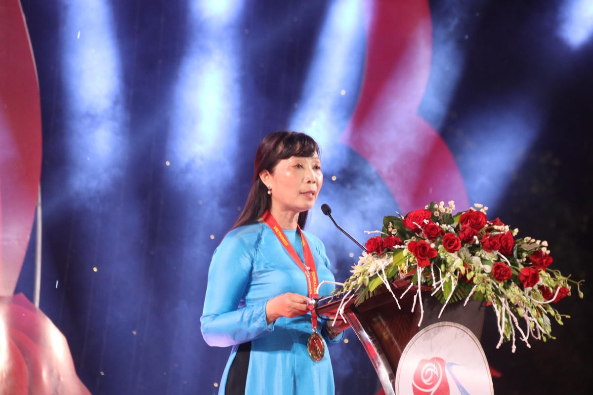 Bà Võ Thị Bình, Phó Chủ tịch UBND TP Sa Đéc phát biểu tại lễ khai mạc.