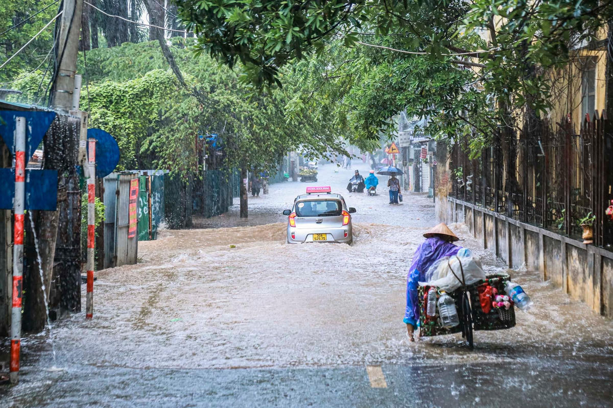Công ty TNHH một thành viên Thoát nước Hà Nội cho hay, đã triển khai lực lượng, phương tiện tổ chức trực thoát nước, tua vớt rác tại các miệng thu, ga thu nhằm thanh thải dòng chảy, đưa nước nhanh nhất về các nguồn tiêu; đồng thời bố trí các tổ máy bơm hút nước, giảm thời gian và mức độ úng ngập.