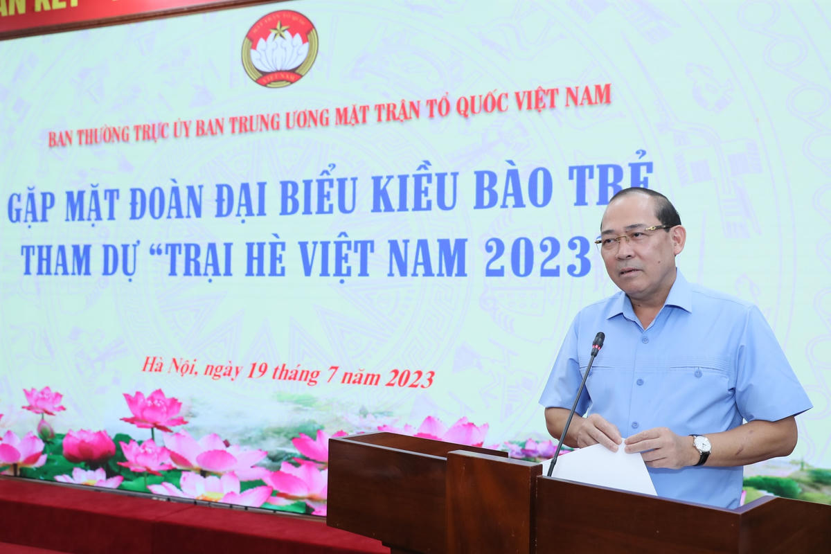 Phó Chủ tịch Hoàng Công Thủy phát biểu tại buổi gặp mặt. Ảnh: Quang Vinh.