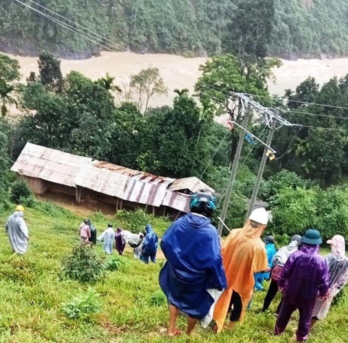 Lực lượng chức năng và người dân khiêng bà N. đi cấp cứu. Ảnh: CTV.