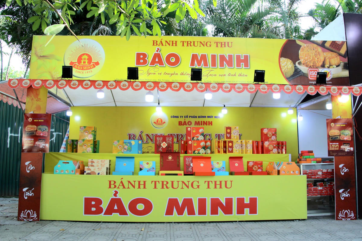Nắm bắt tâm lý khách hàng, các quầy bán bánh được bố trí ở những địa điểm “vàng”, dễ nhìn thấy. Không gian bố trí nhiều loại bánh khác nhau, phù hợp với nhu cầu của người dân.