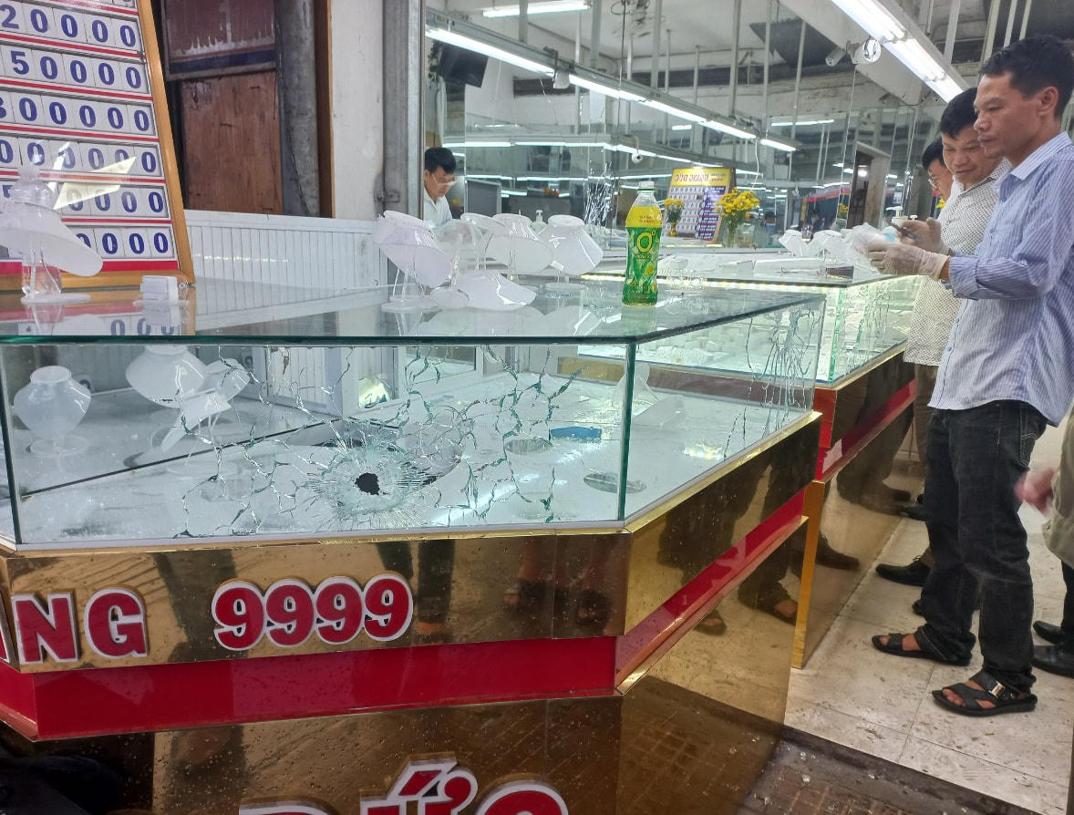Tủ kính của tiệm vàng Hoàng Đức bị đối tượng Quốc bắn vỡ.