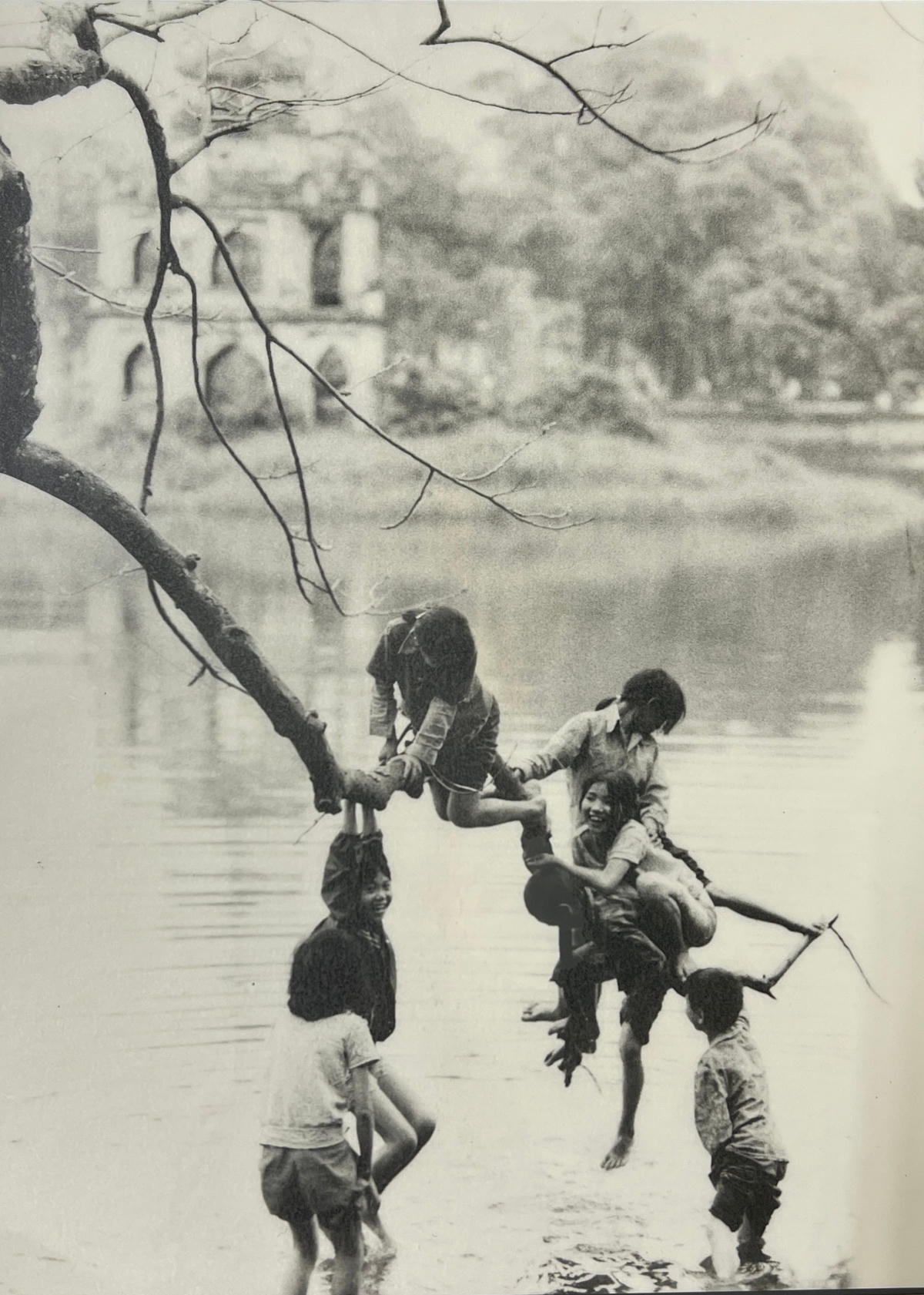 Những đứa trẻ chơi bên Bờ Hồ sáng 10/10/1954 trong ống kính Quang  Phùng.  