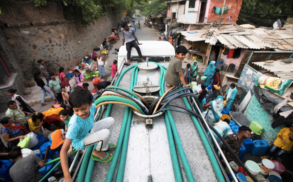 Mọi người lấy nước uống từ tàu chở dầu. Ảnh: Xavier Galiana / AFP / Getty Images.