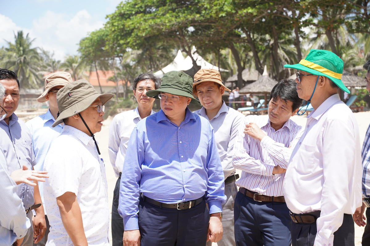 Thứ trưởng Tạ Quang Đông và đoàn công tác cùng lãnh đạo tỉnh Bình Thuận kiểm tra thực địa tại Hàm Tiến, TP. Phan Thiết (Bình Thuận).