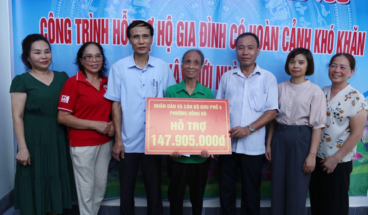 Cán bộ, nhân dân khu phố 4 phường Hồng Hà hỗ trợ 147.905.000 đồng giúp gia đình bà Thắm xây nhà mới.